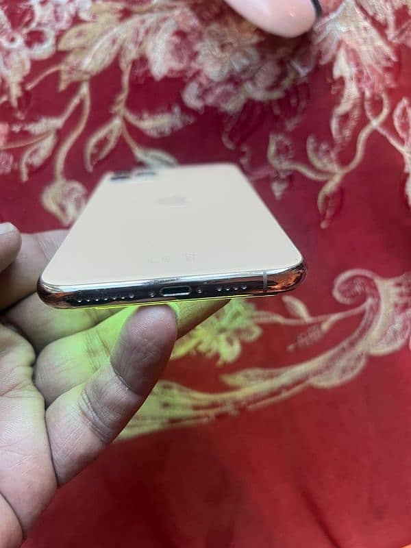 iPhone 11 pro max scrathless 256 GB gold 2