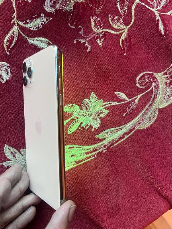 iPhone 11 pro max scrathless 256 GB gold 4