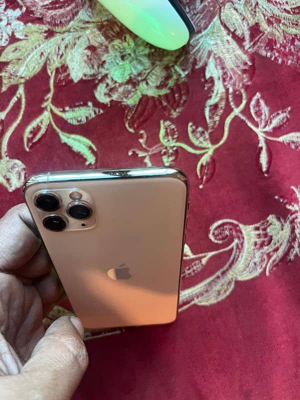 iPhone 11 pro max scrathless 256 GB gold 5