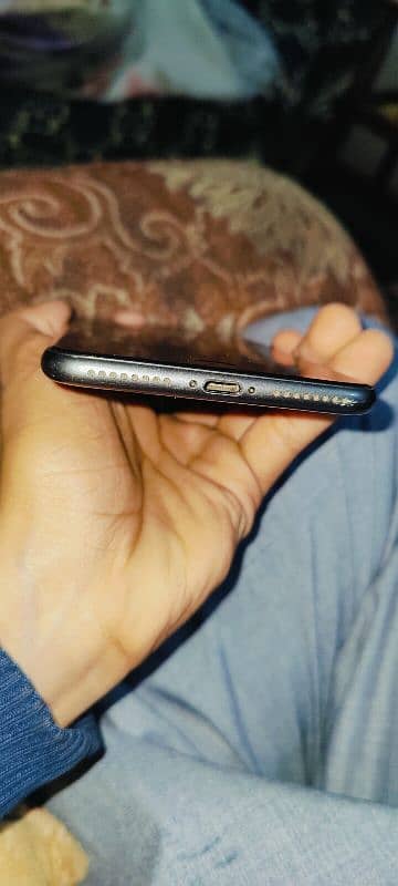 iphone 8 plus normal secratch hain baki All ok h 64 gb 3