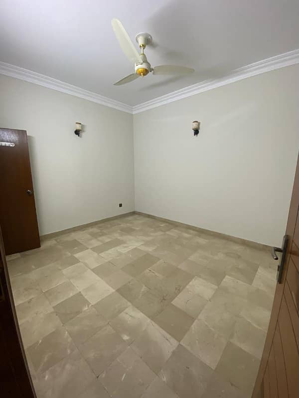 350 YARD WELL MAINTAINED UPPER PORTION FOR RENT PHASE 6 NEAR ALI MASJID 2