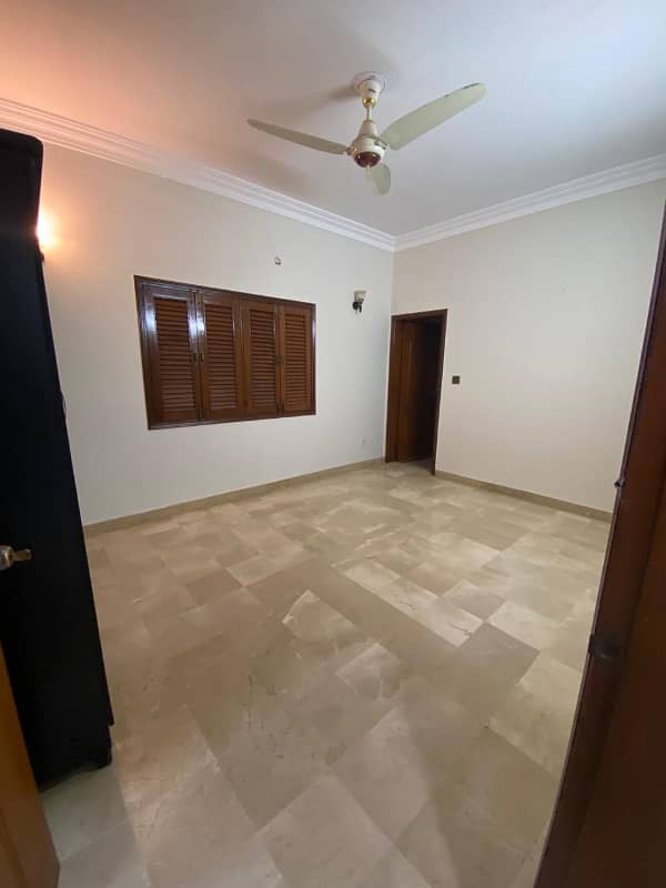 350 YARD WELL MAINTAINED UPPER PORTION FOR RENT PHASE 6 NEAR ALI MASJID 10