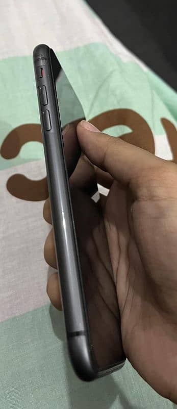 IPHONE 11 64GB 10/10 CONDITION 2