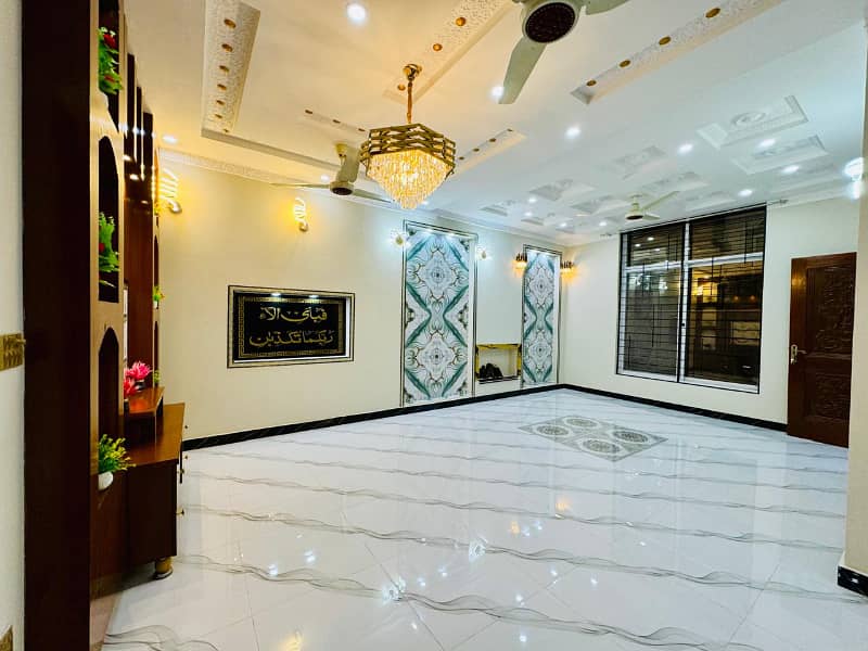 LUXUARY 5 MARLA BRAND NEW STYLE MAIN BOULEVARD HOUSE FOR SALE IN SECTOR D BAHRIA TOWN LAHORE 8