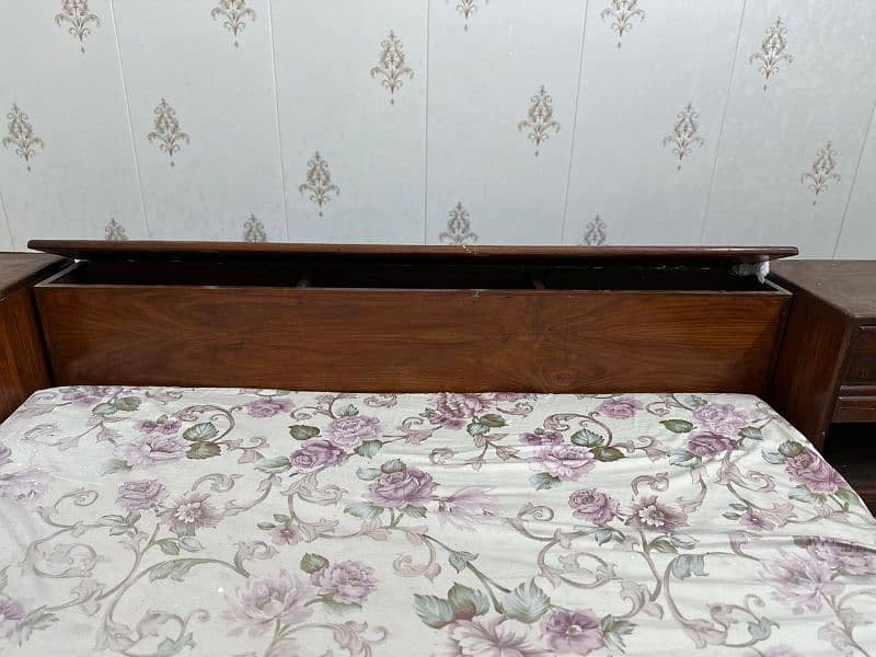 queen size bed for sale with 2 side tables 1