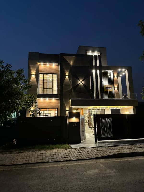 10 MARLA BRAND NEWHOUSE FOR SALE IN TALHA BLOCK BAHRIA TOWN LAHORE 0