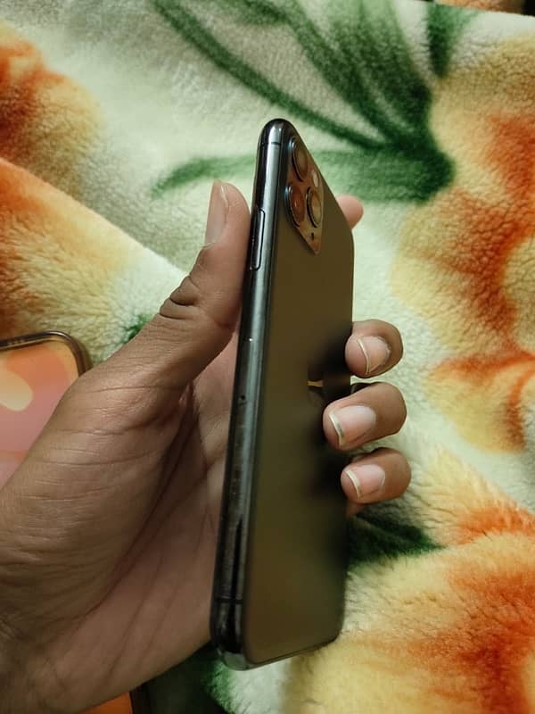 iphone 11 pro non pta  black dot on screen battery 63% 1