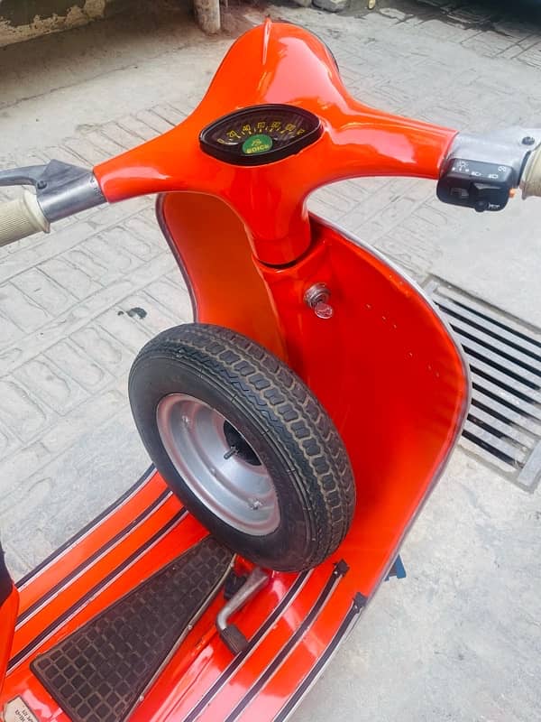 Vespa scooter 8