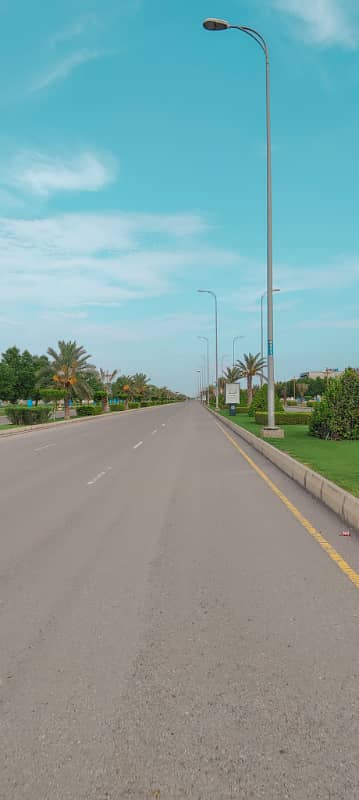 10 MARLA PRIME PLOT IN BAHRIA ORCHARD 4 AT VERY REASONABLE RATES. 1