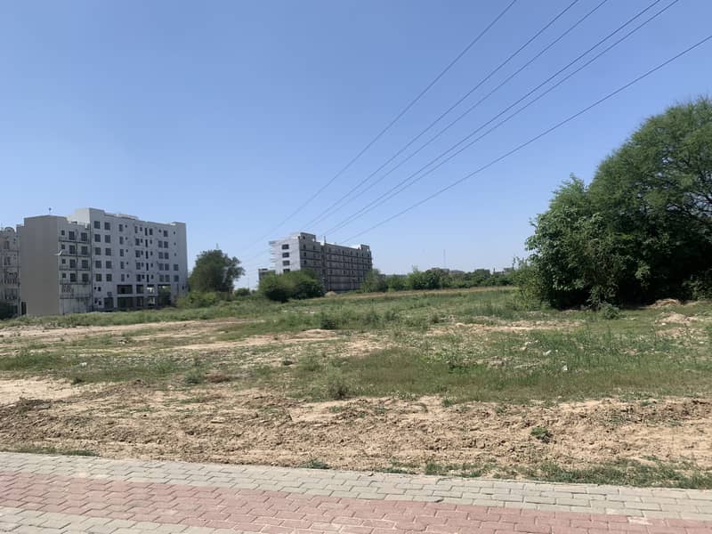 10 marla plot for sale Cornor in lda avenue1 block A  Main apporced main gate (lda avenue 1) 40 feet road (corner) Naqsha passed  Hot location  Main apporced 1