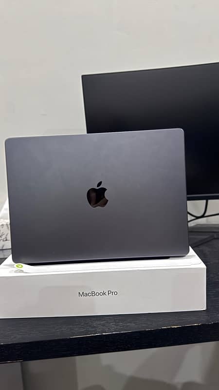 Apple MacBook PRO M3 PRO CHIP 4