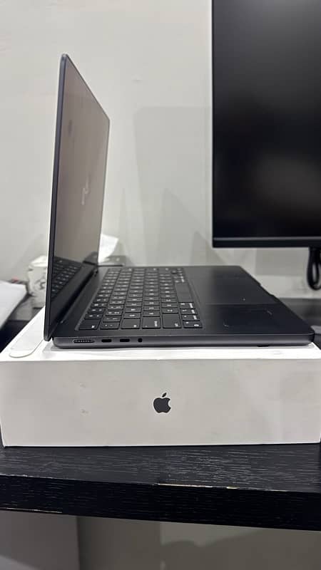 Apple MacBook PRO M3 PRO CHIP 5