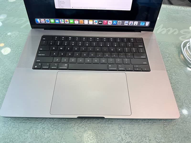 Macbook pro m1 , 16 gb ,512 gb 16 inches 10/10 lush 2