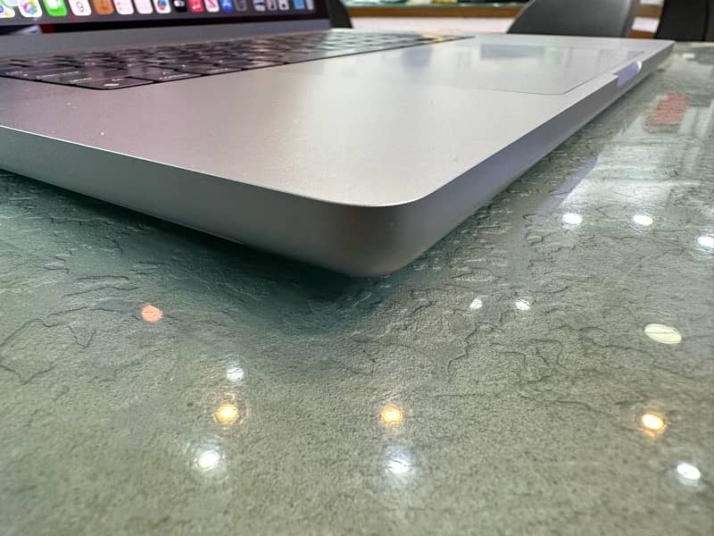 Macbook pro m1 , 16 gb ,512 gb 16 inches 10/10 lush 6