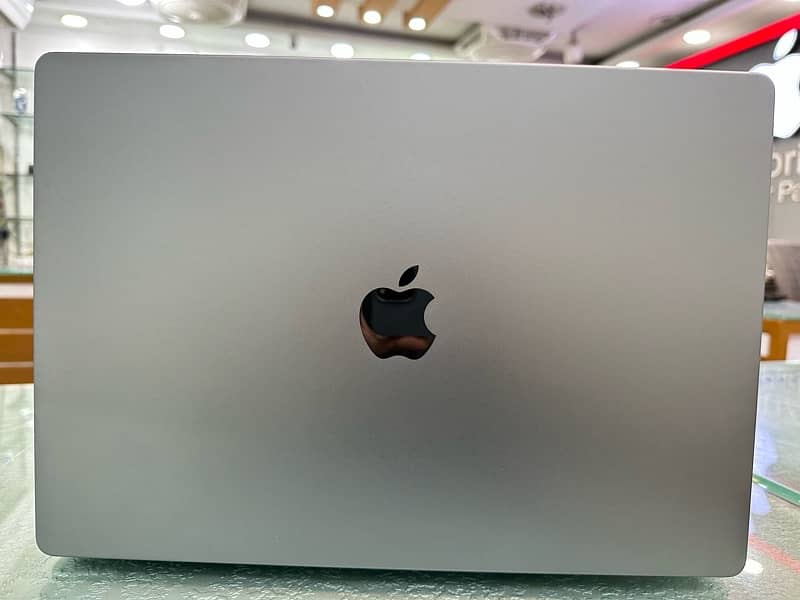 Macbook pro m1 , 16 gb ,512 gb 16 inches 10/10 lush 8