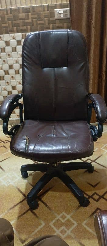 Office Chair + Table / 8/10 condition / Executive Office Furniture 4