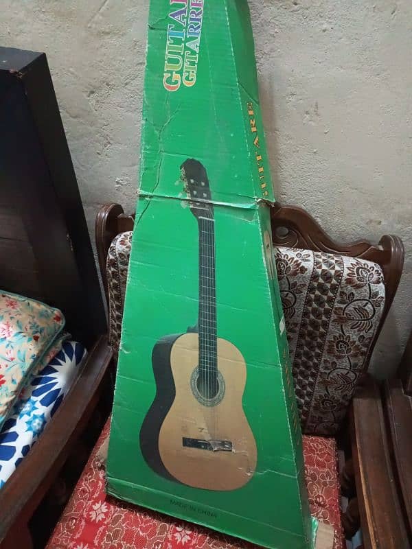 Acoustic Guitar. New condition me. 5