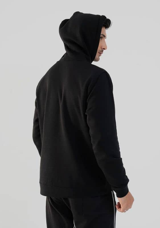 Black hoddie in prenium quality. 3