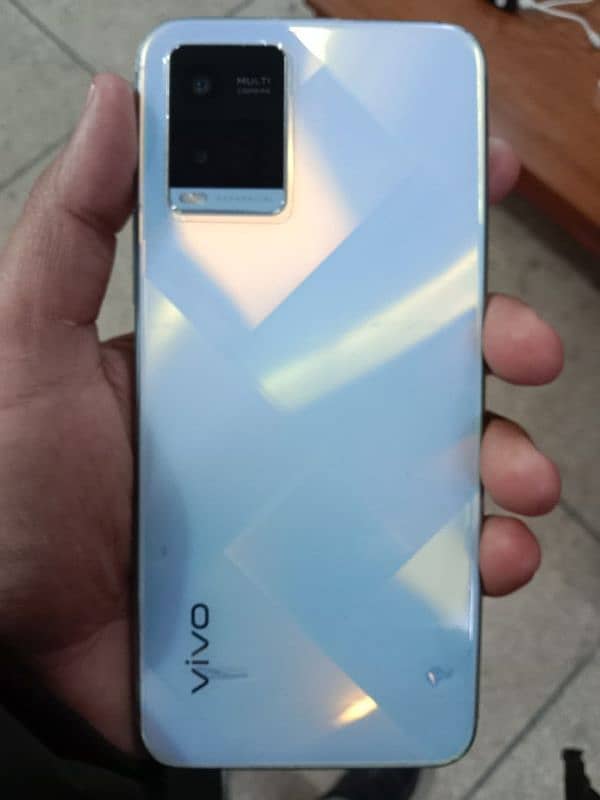 vivo y21 with box 1