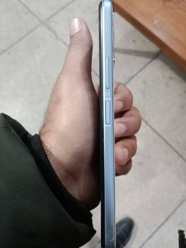 vivo y21 with box 2