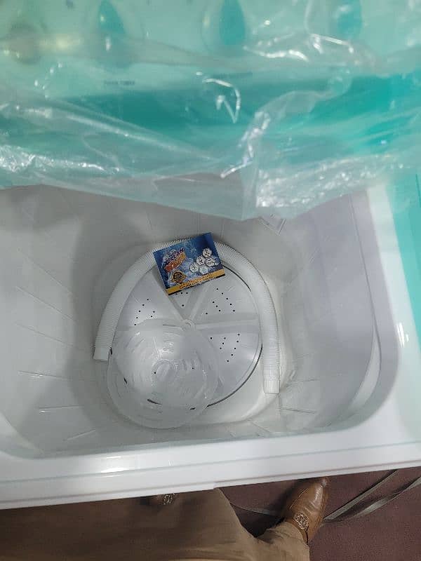 Gree washing machine 10kg.  03345915464. watsapp 2