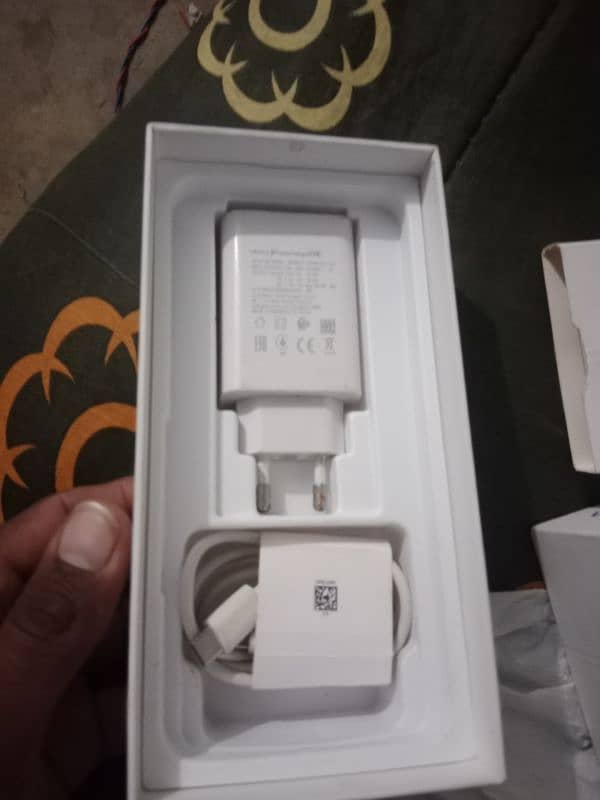 vivo y33s neat and clean with box & charger 8