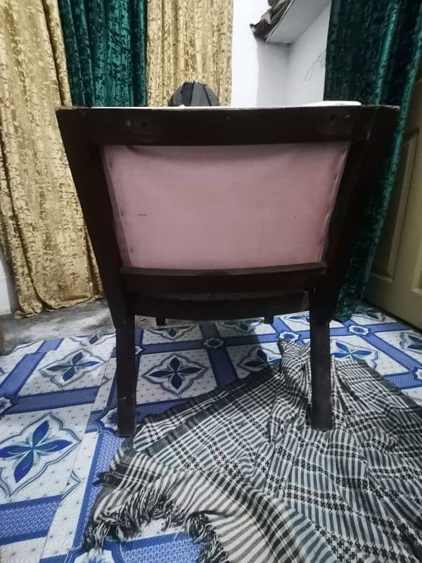 4 chiars each chair price is 5000 1