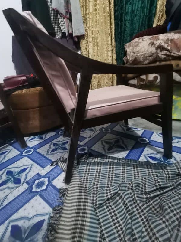 4 chiars each chair price is 5000 2