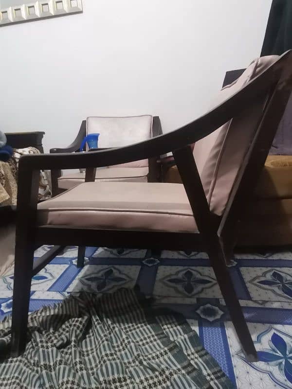 4 chiars each chair price is 5000 3