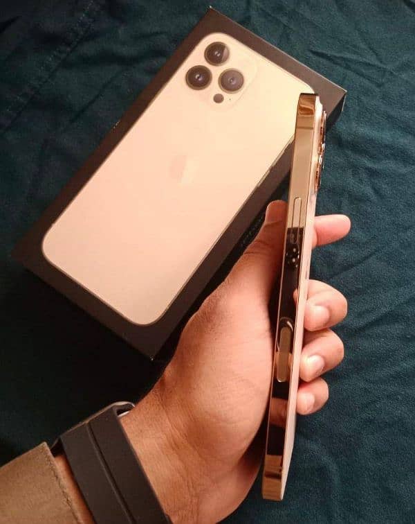 iphone 13 pro max gold 256 GB Factory unlocke 3