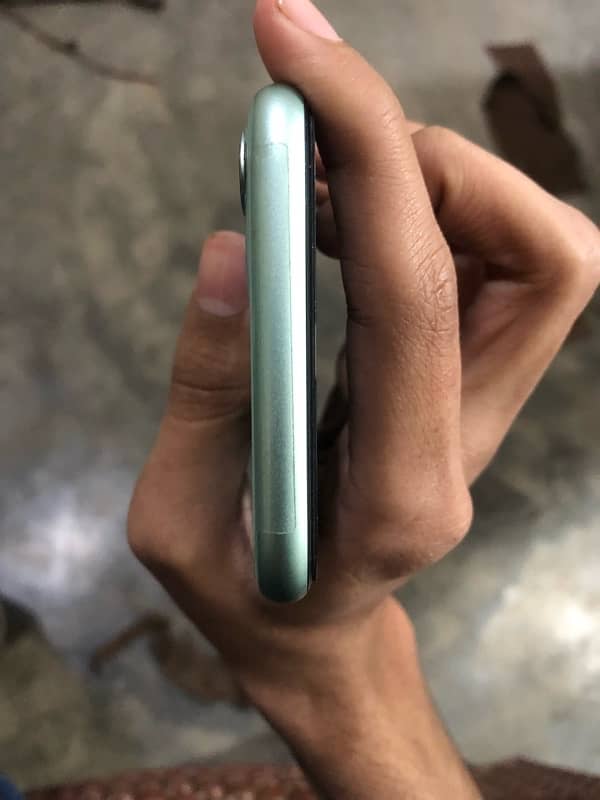 iPhone 11 128 GB factory unlocked non pta 5