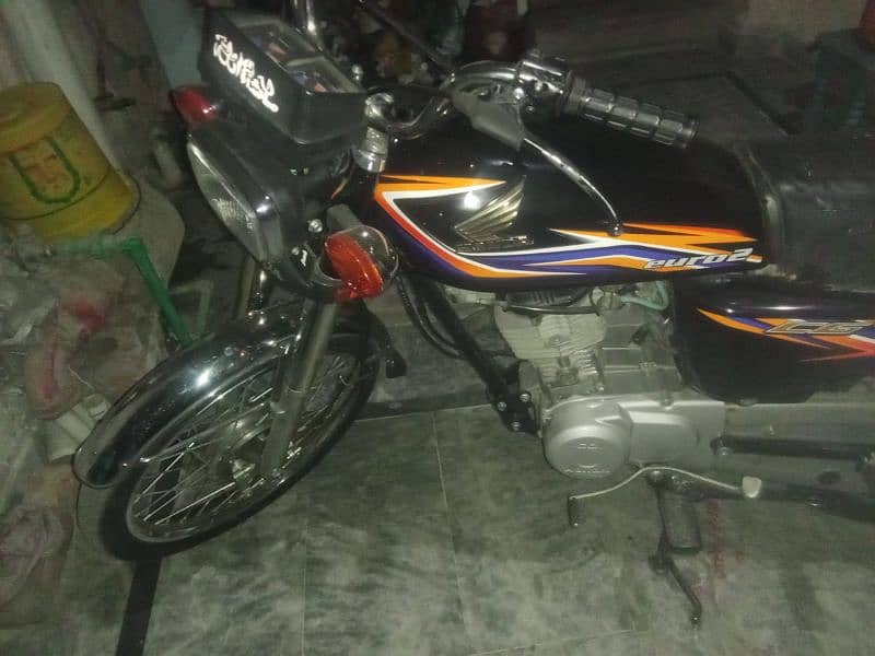 assalamoalaikum Honda 125 17 modal ha 18 ka nmbar arjant sell krna ha 1