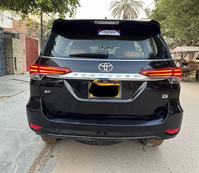 Toyota Fortuner V 2021 1