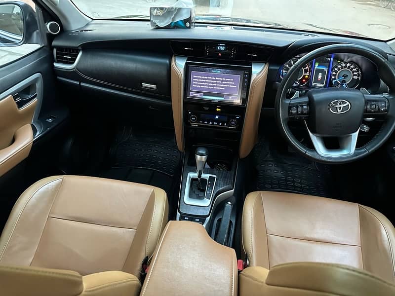 Toyota Fortuner V 2021 14