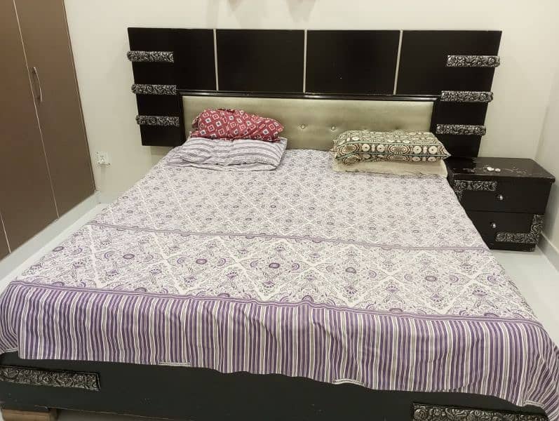 home used bed is available for sale 0