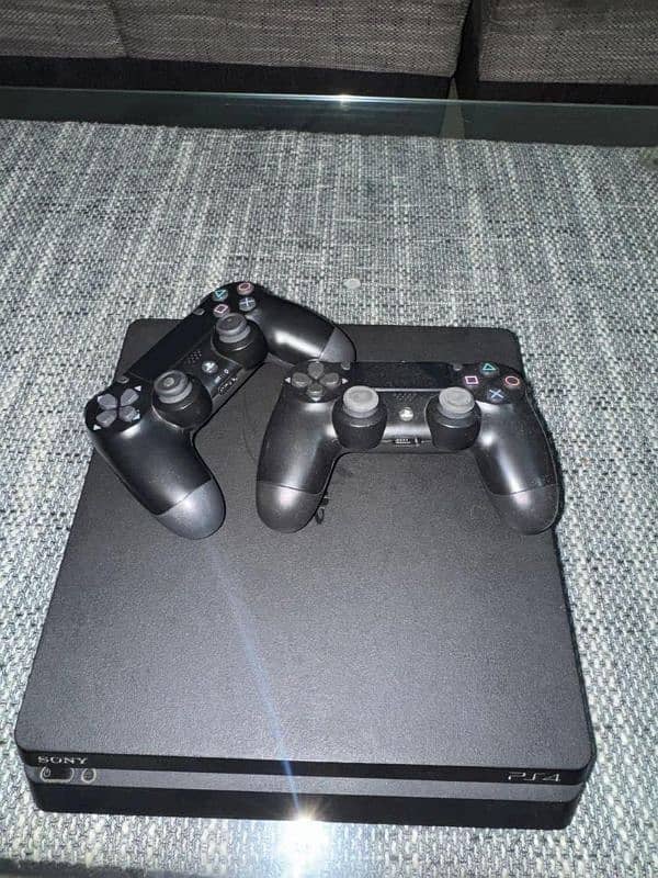 ps4 slim with 2 controller 0