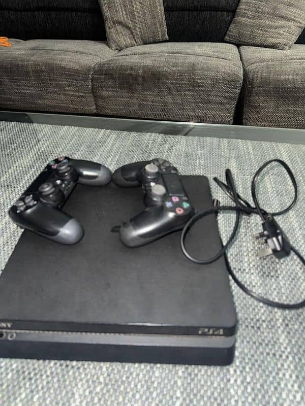 ps4 slim with 2 controller 2