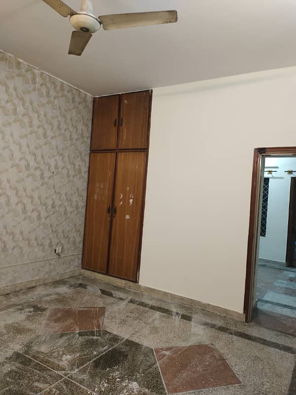 Beautiful upper portion with mumty available for rent in g-11 Islamabad at big street, 2 bedrooms with bathrooms, drawing, TVL, 2 kitchen, everything is separate, electricity, gass, Water and gate , near to park, near to markaz. 1