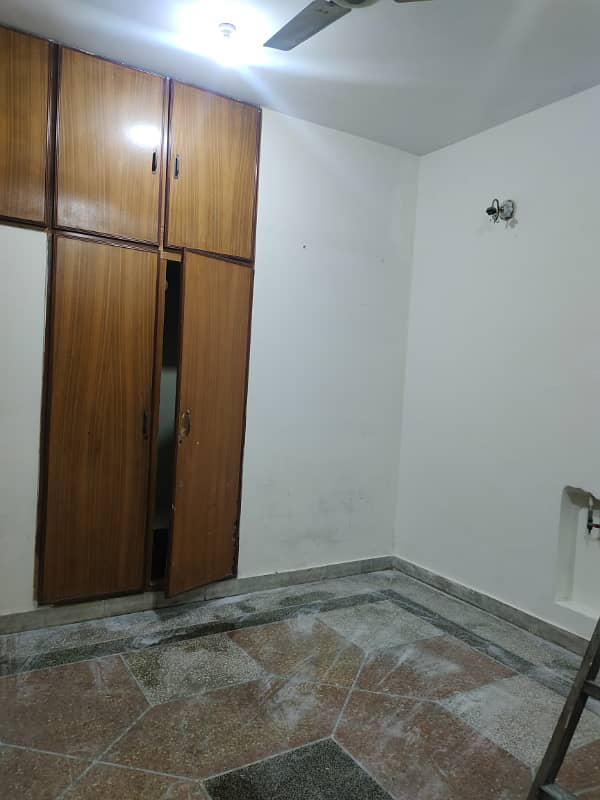 Beautiful upper portion with mumty available for rent in g-11 Islamabad at big street, 2 bedrooms with bathrooms, drawing, TVL, 2 kitchen, everything is separate, electricity, gass, Water and gate , near to park, near to markaz. 2