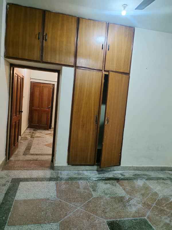 Beautiful upper portion with mumty available for rent in g-11 Islamabad at big street, 2 bedrooms with bathrooms, drawing, TVL, 2 kitchen, everything is separate, electricity, gass, Water and gate , near to park, near to markaz. 3