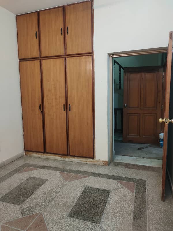 Beautiful upper portion with mumty available for rent in g-11 Islamabad at big street, 2 bedrooms with bathrooms, drawing, TVL, 2 kitchen, everything is separate, electricity, gass, Water and gate , near to park, near to markaz. 4