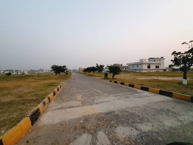 Prime Location 1 Kanal Plot Near Commercial Hub, Near Main Double Road E Blcok B-17 Islamabad!!! 1