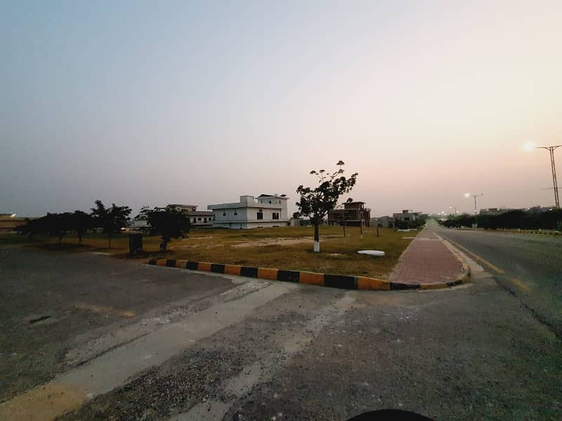 Prime Location 1 Kanal Plot Near Commercial Hub, Near Main Double Road E Blcok B-17 Islamabad!!! 3