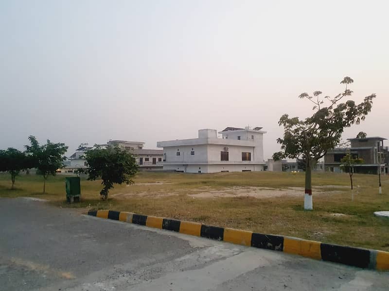 Prime Location 1 Kanal Plot Near Commercial Hub, Near Main Double Road E Blcok B-17 Islamabad!!! 4