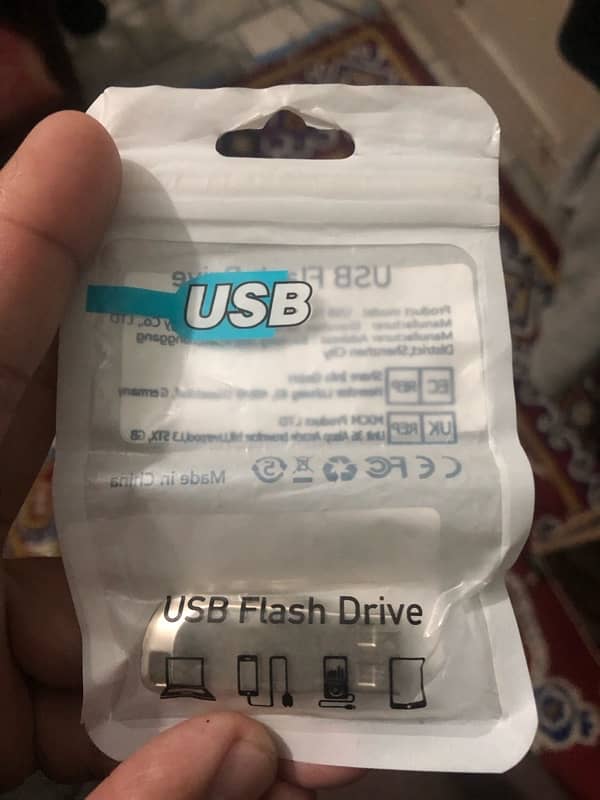 128 GB USB drive 1