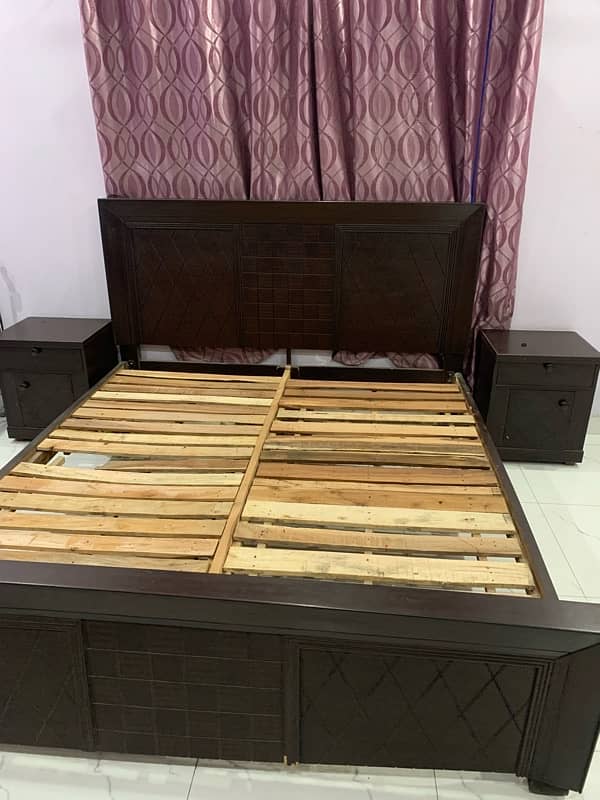 bed with 2 side tables 1