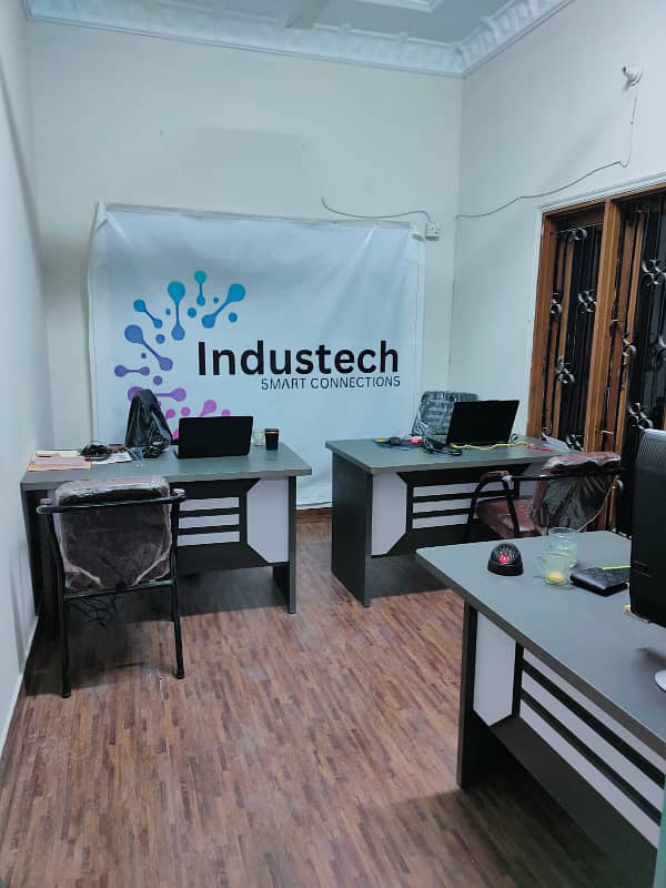 Portion office for rent 2500sqft it n software house in shahar e Faisal 4