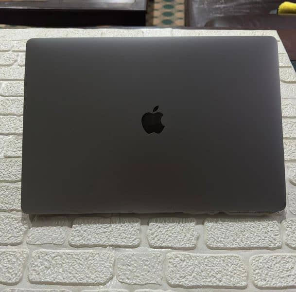 MacBook pro 2018 15.4 inch core i9 CTO 32GB RAM 512GB SSD 6 core 0