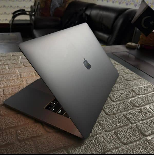 MacBook pro 2018 15.4 inch core i9 CTO 32GB RAM 512GB SSD 6 core 1