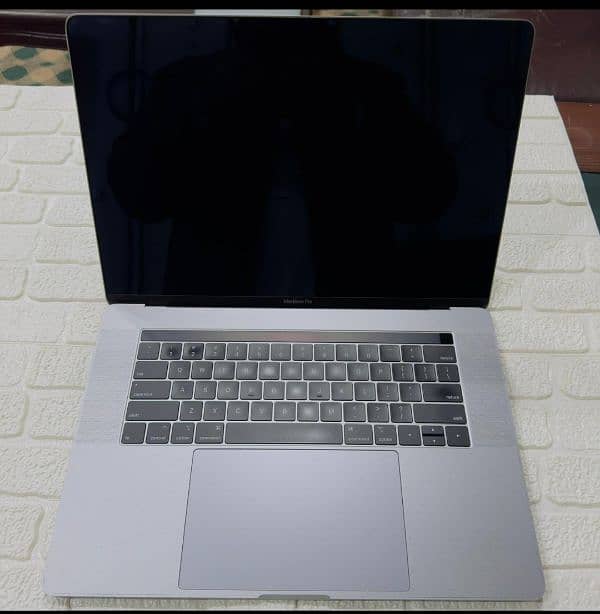 MacBook pro 2018 15.4 inch core i9 CTO 32GB RAM 512GB SSD 6 core 2